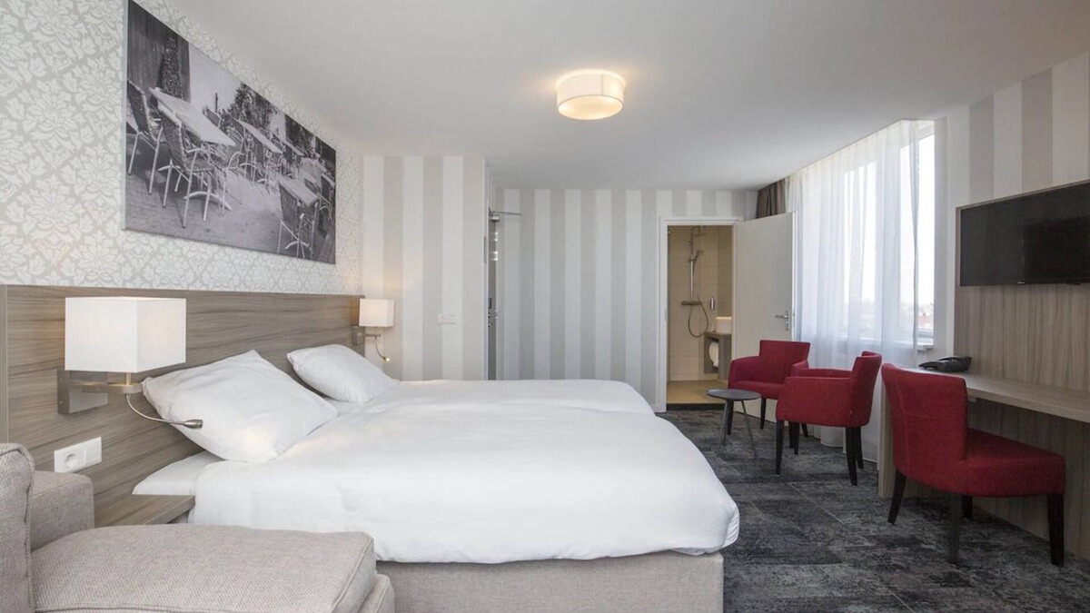 Edelstenenbuurt Hotel | The Ideal Place to Soak Up Dutch Tradition and Seaside Life! Free Breakfast!