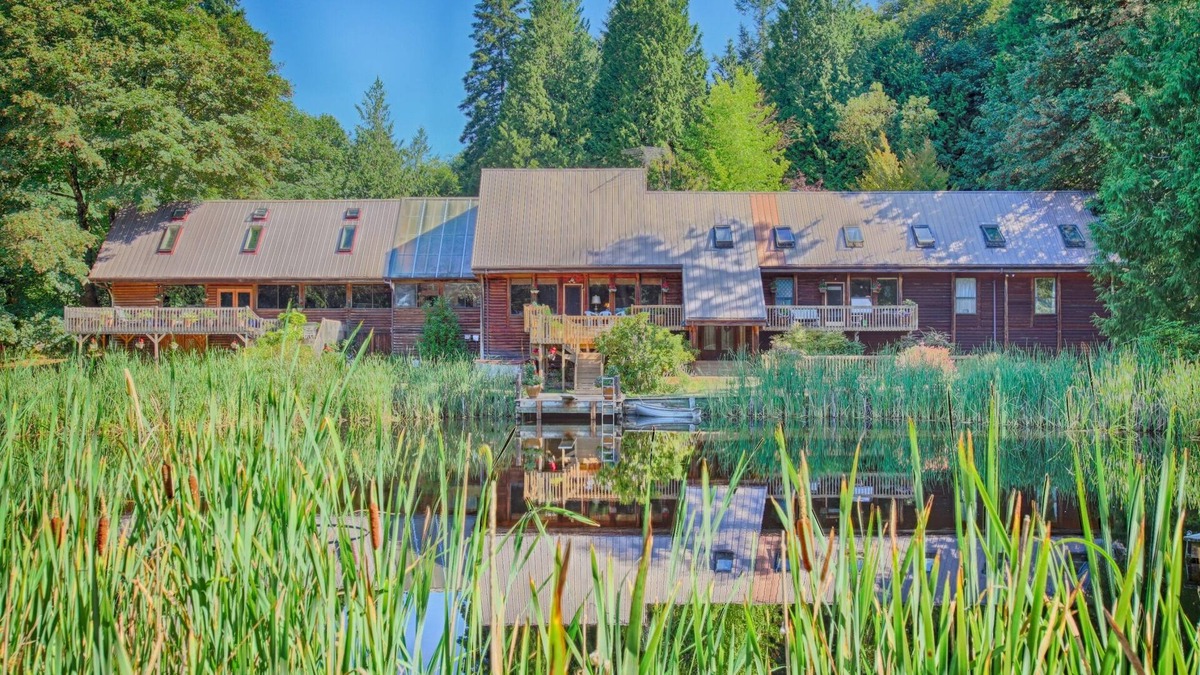 Gig Harbor House | The ideal size and setting for your gathering of family, friends, or large group