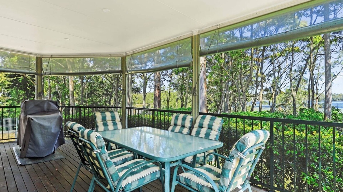 Sanctuary Point House | The Ideal Spot- Pet Friendly Waterfront with Retro Styling