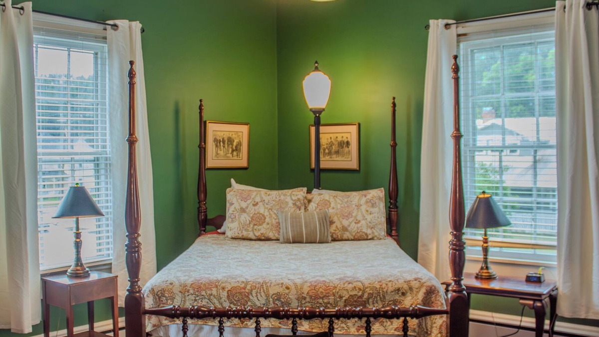 Clinton Apartment | The Ilex Room - Charming Private Room w/Ensuite Bath in Historic Downtown Home