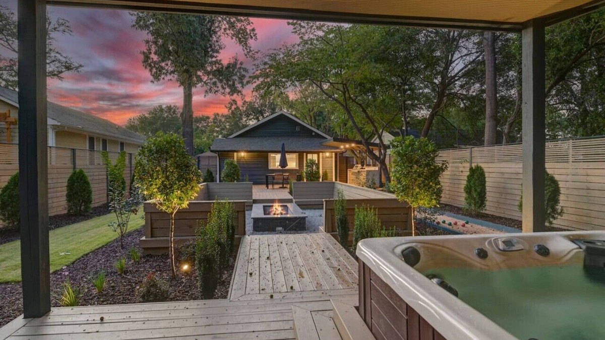 Earlewood House | The Indigo - 2BR w/Hot Tub & Outdoor Space