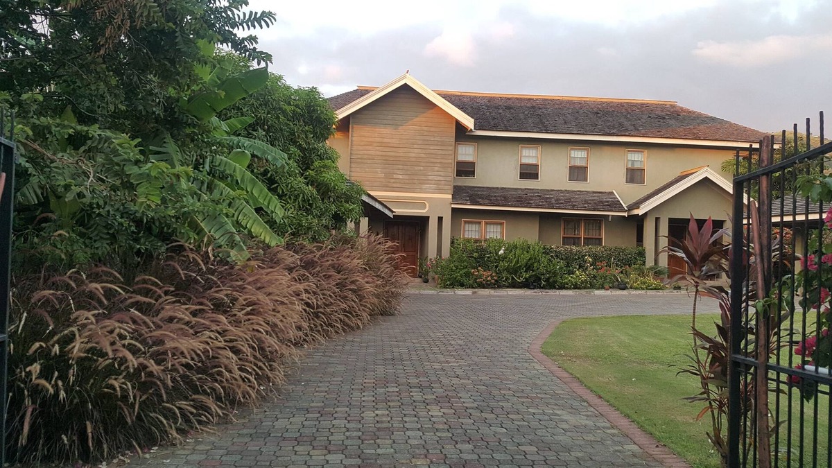 Barbican House | The Inn at 6 - Elegant & Pristine Home an Oasis in The City of Kingston