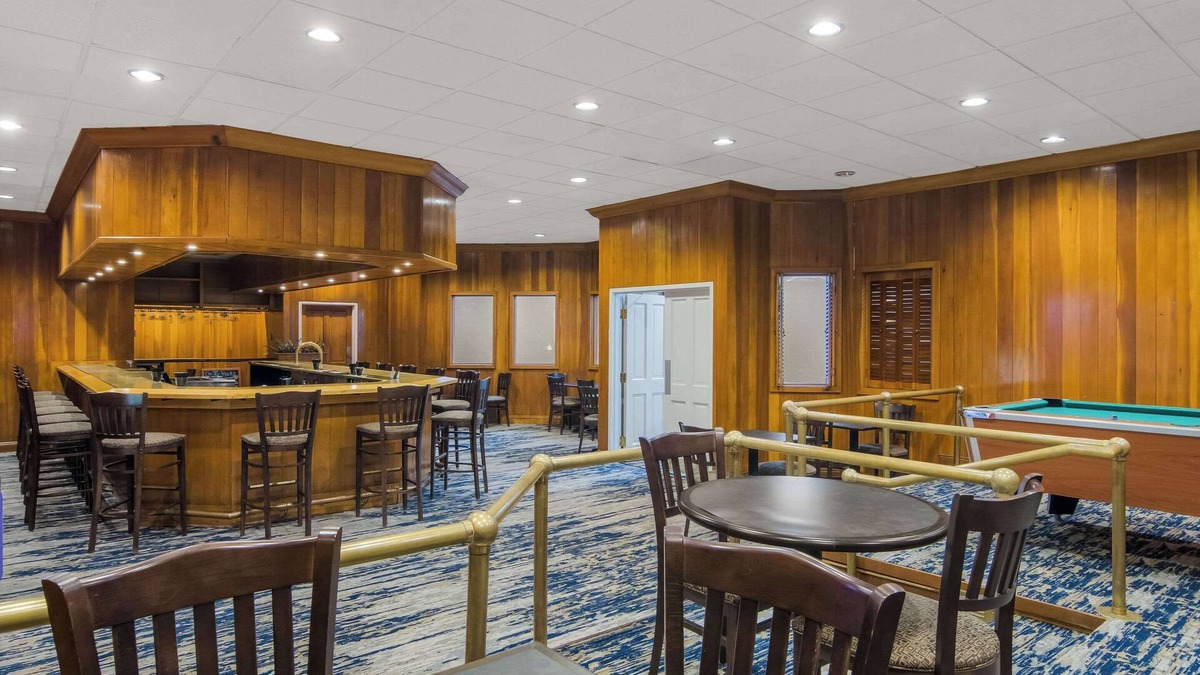 Manitowoc Hotel | The Inn on Maritime Bay, an Ascend Collection Hotel