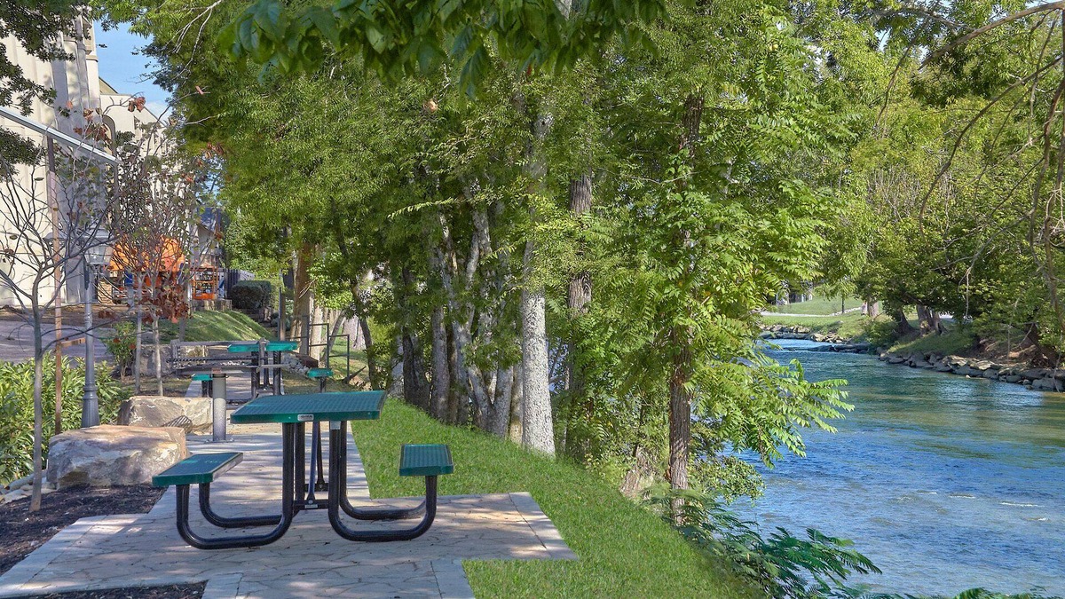 Pigeon Forge Hotel | The Inn On The River