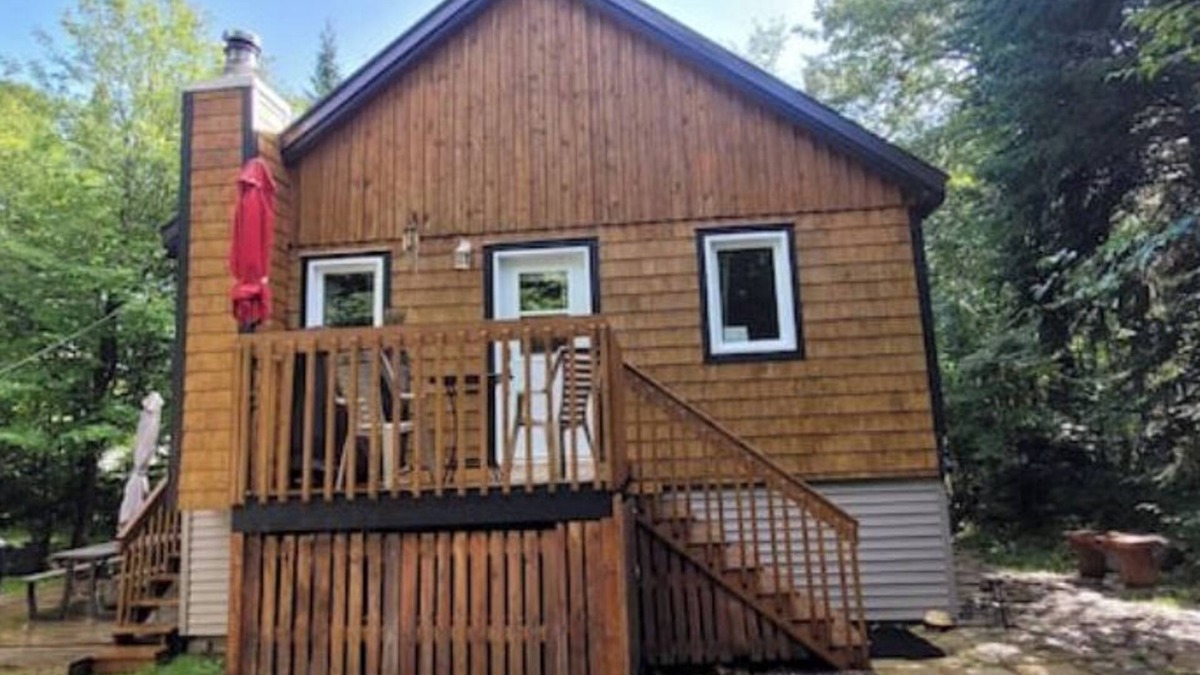 Notre-Dame-Des-Bois Ski Chalet | The institute of cabanology
