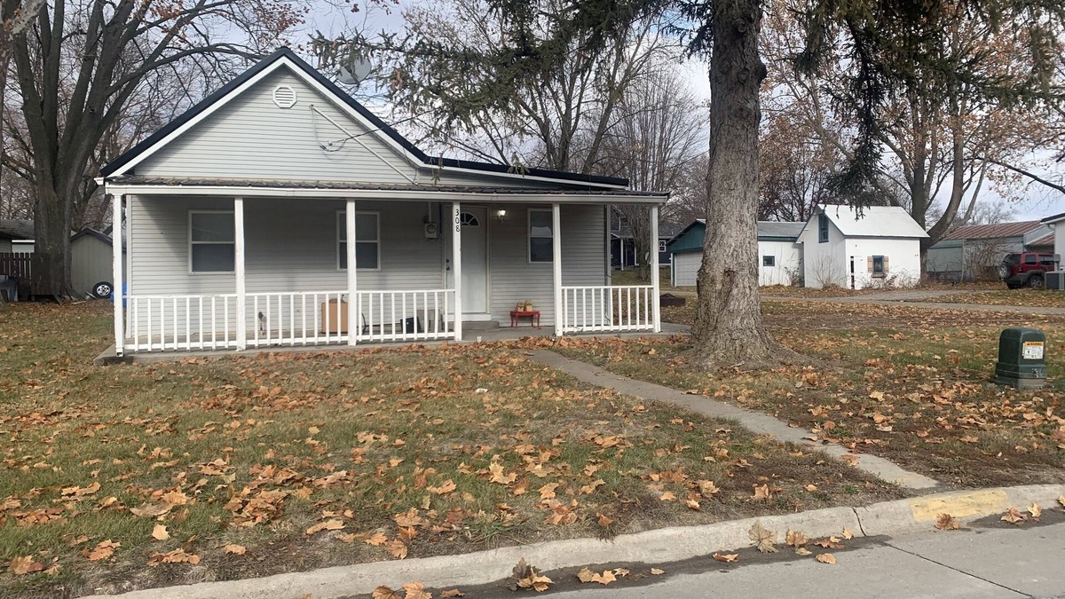 Wellman House | The Iowa Auntie’s 👩🏼‍🌾Quirky Little Shanty. nnBetter than staying with family! 😉