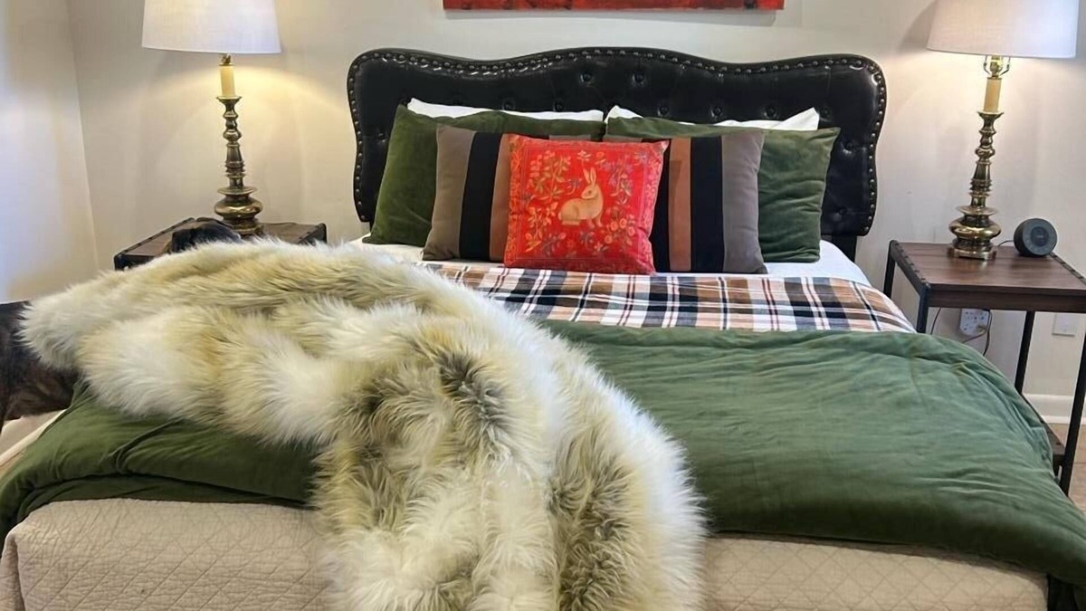 Oxford House | The Ira, 1 BR Queen Duplex by Velvet Ditch Villas
