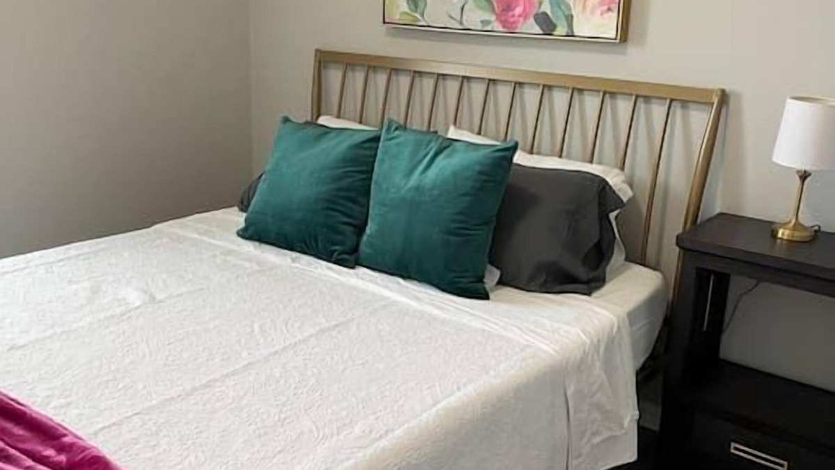 Hamilton Apartment | The Irene - Entire 2 Bedroom Apt in Quilt Town, USA