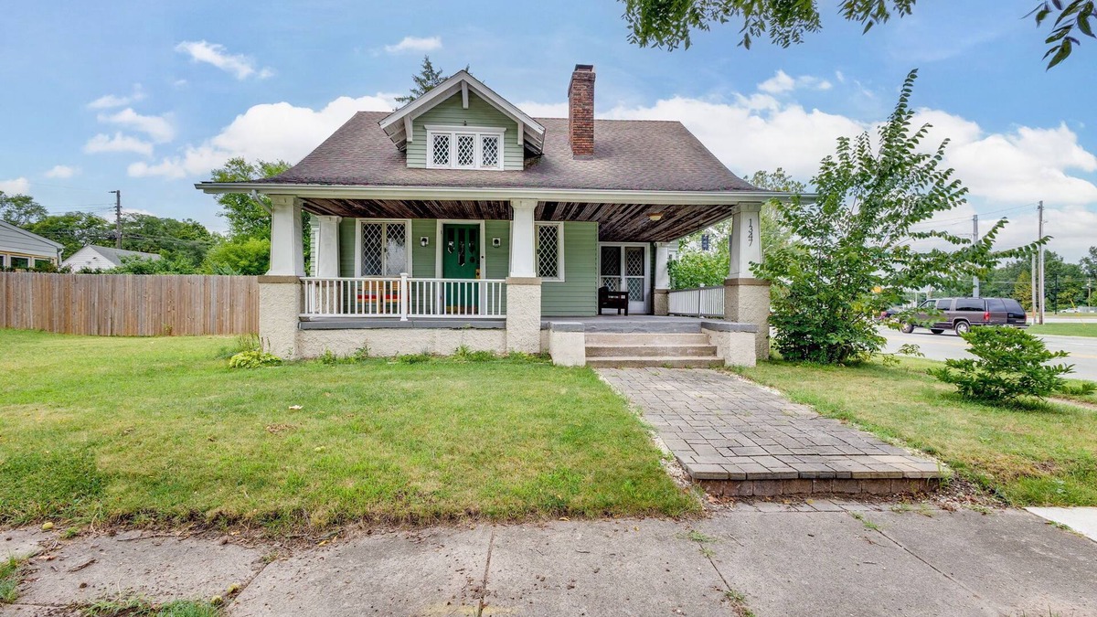 Harters Heights House | The Irish Rover<>Vintage 4BR Home Across St to ND