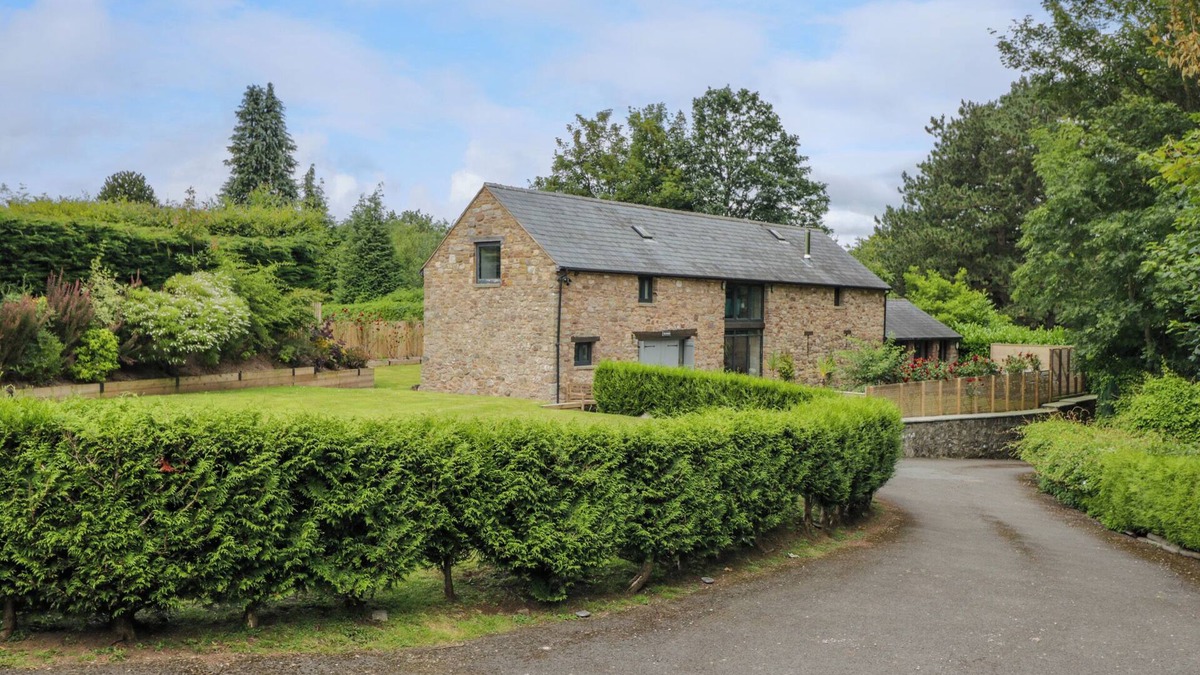 Govilon Cottage | THE IVY BARN, family friendly, character holiday cottage in Govilon