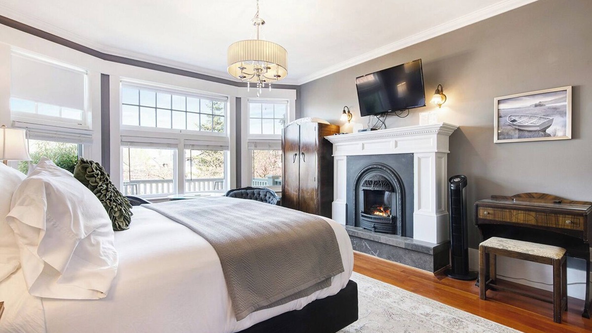 Grandview-Woodland House | The Ivy On Parker Guest House