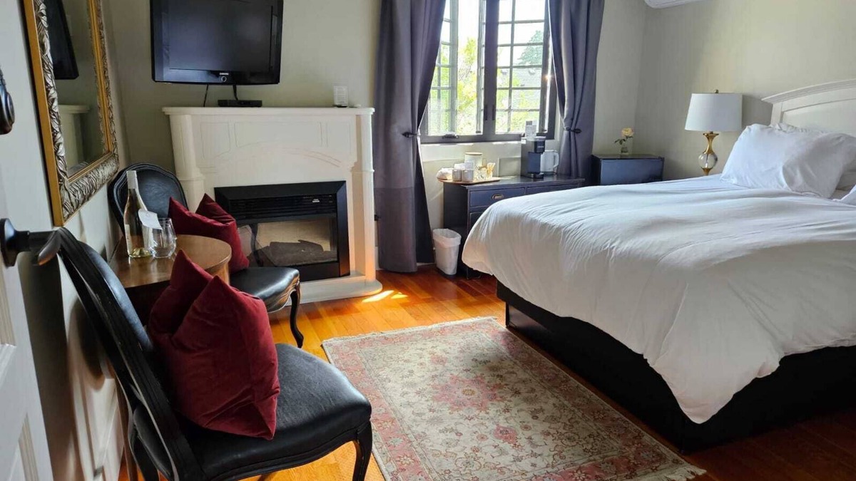 Grandview-Woodland House | The Ivy On Parker Guest House