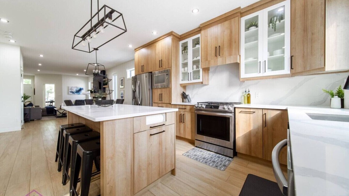 Jasper Place House | The Jasper AC 4 BD Sleeps 8 Near DT and WEM