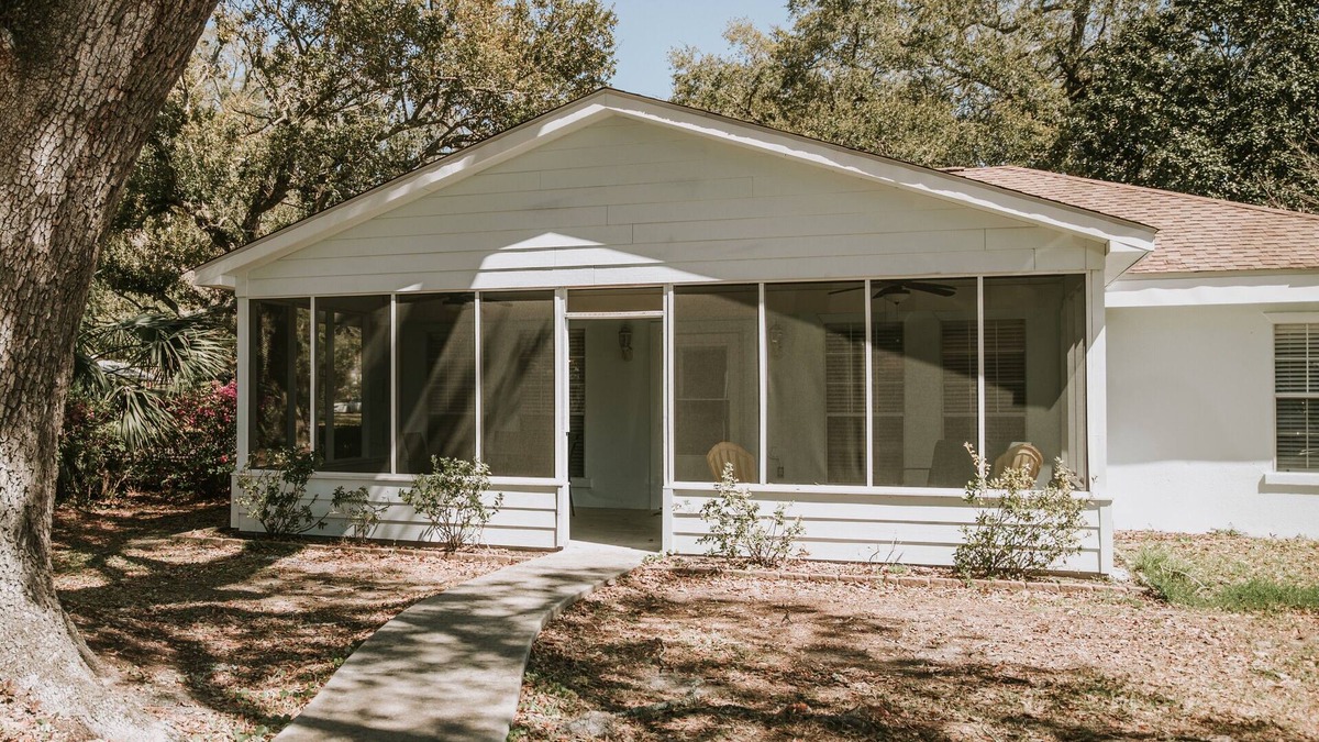 Ocean Springs House | The Jeff - perfect location in Ocean Springs. Walk to downtown! Near the beach!
