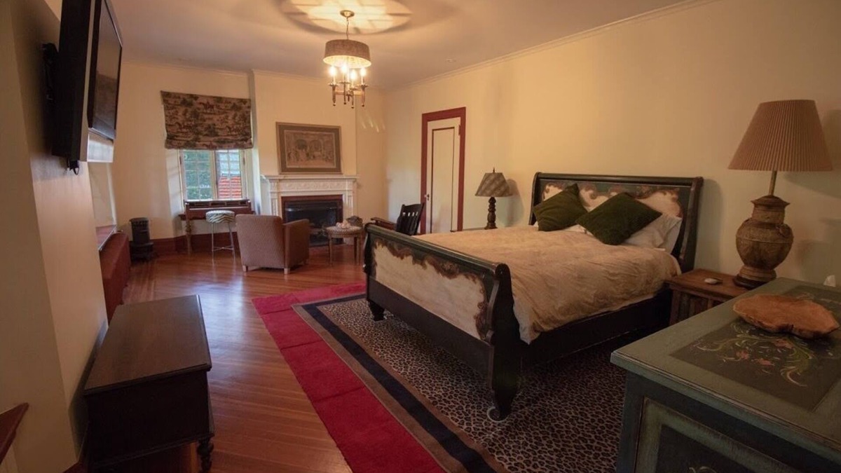 Highland Mills Bed & Breakfast | The Jefferson Room at Rushmore Estate in Woodbury NY Bed and Breakfast