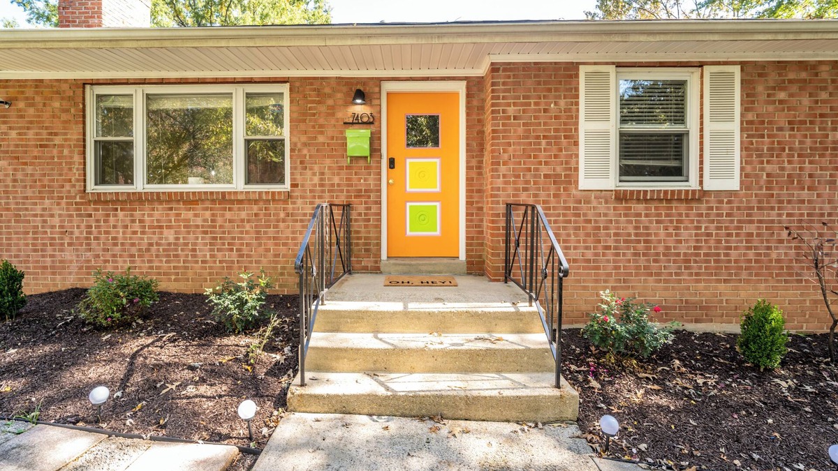 New Carrollton House | The Jodie: Beautiful 4-Bedroom, 2-Bathroom, 1-Jacuzzi, and Spacious Event Hall