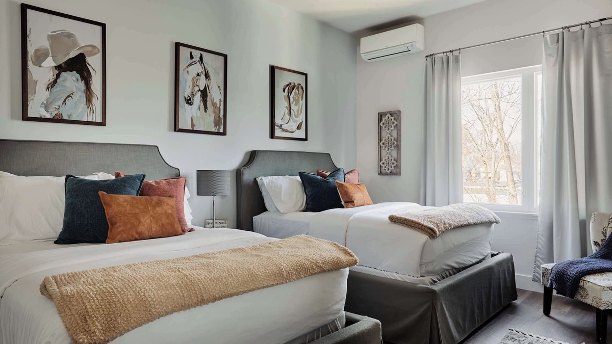 East Hill House | The Johnny - Stylish Nashville Home With Rooftop Lounge
