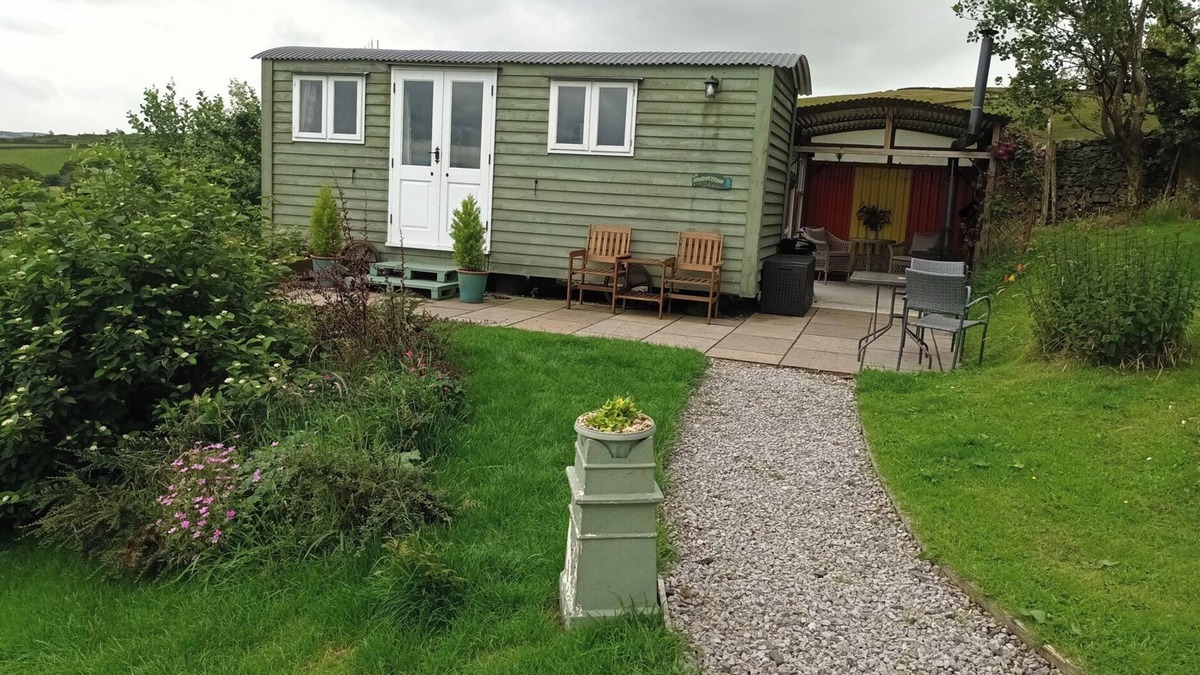 Barnoldswick Cottage | THE JOURNEYMAN LUXURY SHEPHERDS HUT, pet friendly in Barnoldswick