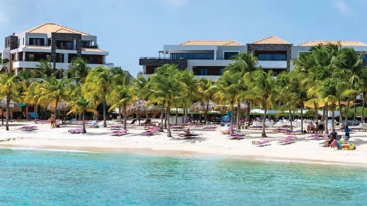 Sint Michiel Villa | The June - Blue Golf Getaway