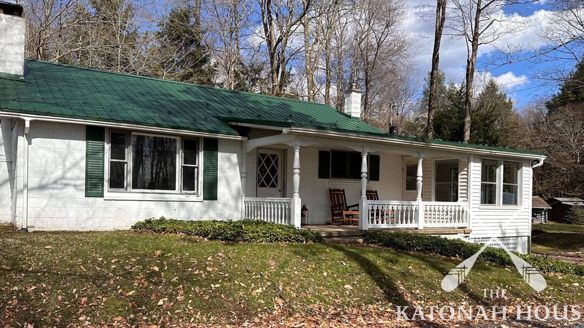 Laporte Cottage | The Katonah House at Lake Mokoma - Pet Friendly with Lake, Beach, & Boat Access.