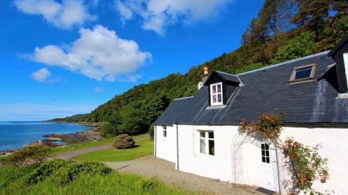 Lochgilphead House | The Kennels, 3 Bedroom Cottage , Sleeps 6 With It's Own Bay and Loch Access