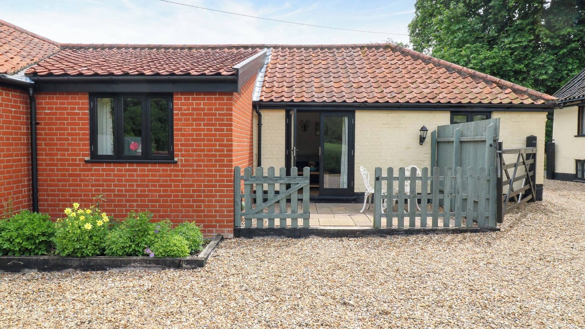 Harleston Cottage | THE KILN, pet friendly, with a garden in Harleston