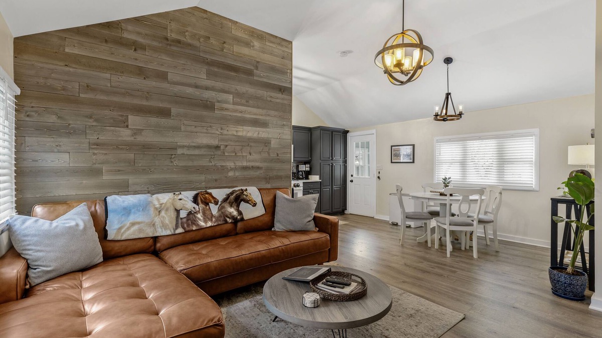 Saratoga Springs Cottage | The Kings Cottage-Hot Tub! Pet Friendly! Fire pit, Outdoor Games, Close to Town