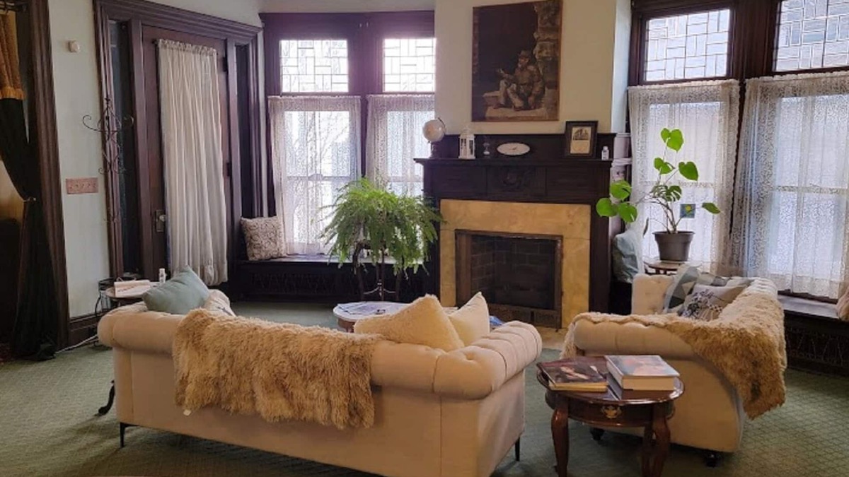 Downtown Toledo Hotel | The Kings Throne Inn and Guest House