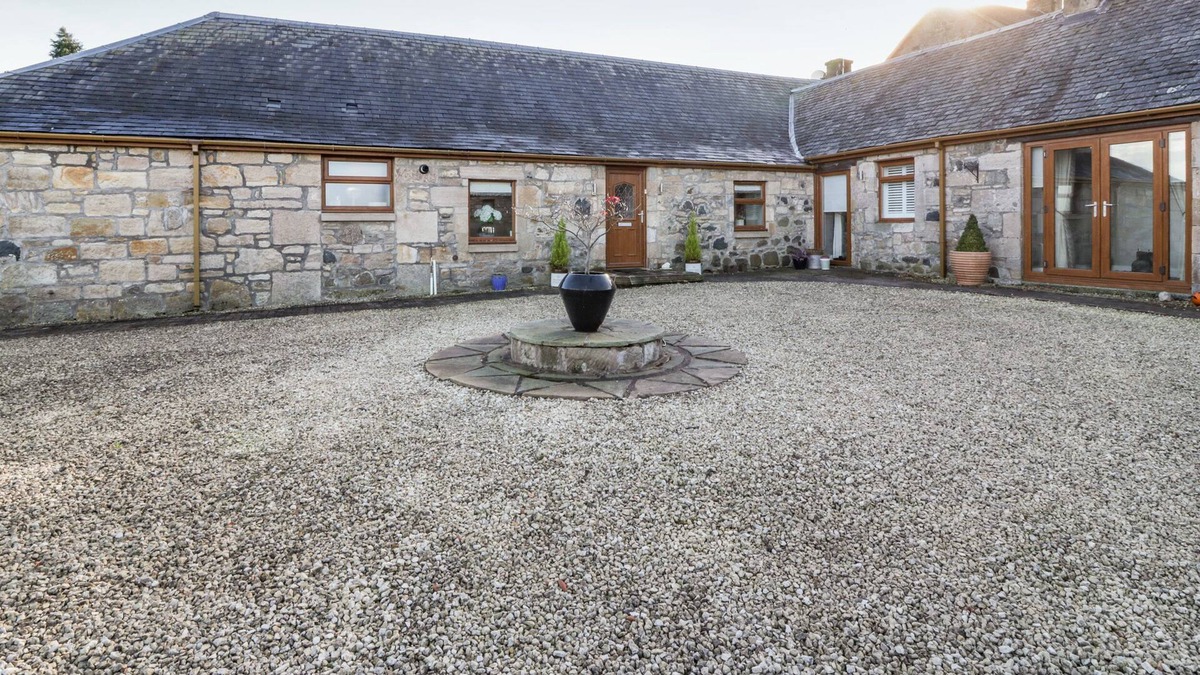 Eaglesham Cottage | THE KIRKLANDS COTTAGE, with a garden in Eaglesham, Glasgow