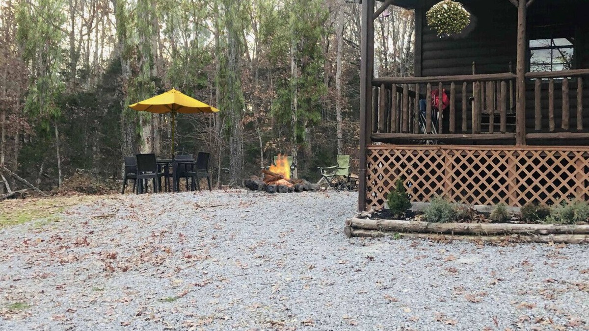 Mannsville Cabin | The Knotted Nook~ A Tiny Cabin Private, Dog Friendly, Smart TV, WiFi, Fire Pit