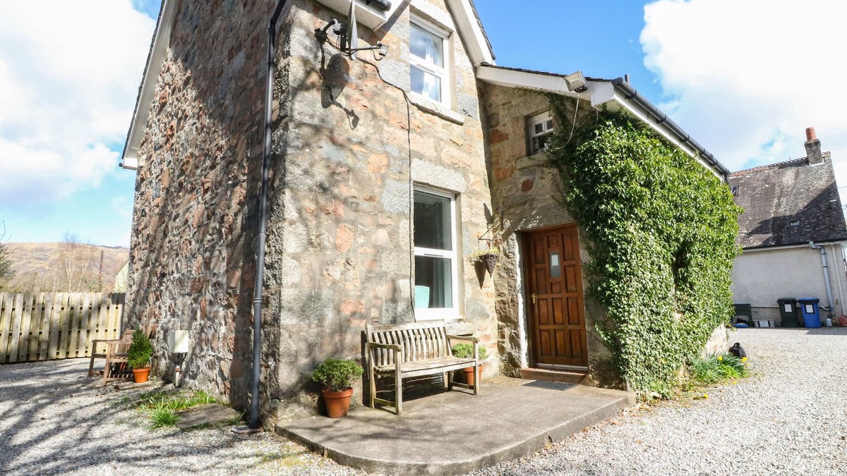 Taynuilt Apartment | THE KNOWE LOWER, pet friendly, country holiday cottage in Taynuilt