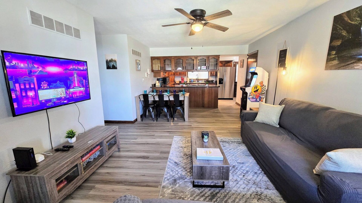 Ottawa House | The Lafayette Lounger Unit B, King Bed, Arcade Games