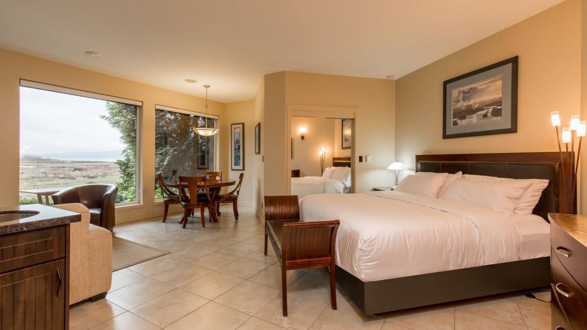Regional District of Nanaimo Apartment | The Lagoon Suite at The Estuary Inn