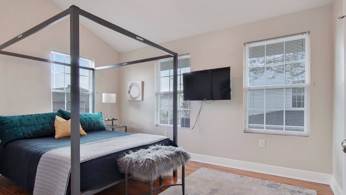 Freret Apartment | The Lair Uptown Tulane Hip Freret Area Brand New 1/2 mi to St Charles streetcar