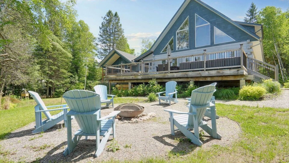 Pontiac House | The Lake Escape - Waterfront, Hot tub, Sleeps 14!