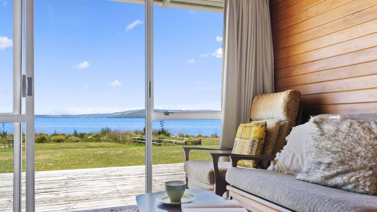 Ngongotaha House | The Lake Bach - Ngongotaha Lakefront Holiday Home