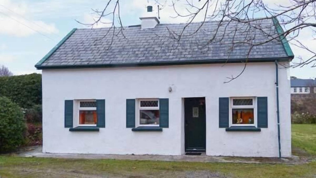 Wild Atlantic Way Cottage | THE LAKE HOUSE, CONNEMARA in Lettermullen, County Galway