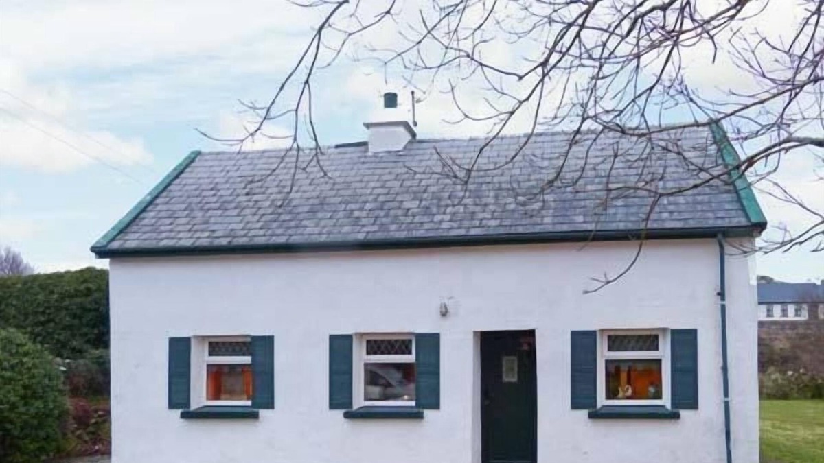 Wild Atlantic Way Cottage | THE LAKE HOUSE, CONNEMARA in Lettermullen, County Galway