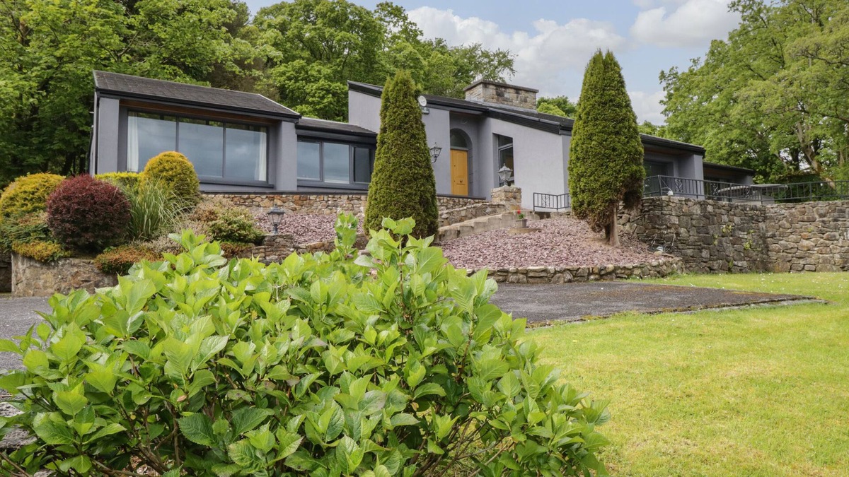 Fivemilebourne House | THE LAKE HOUSE, family friendly in Sligo Town, County Sligo