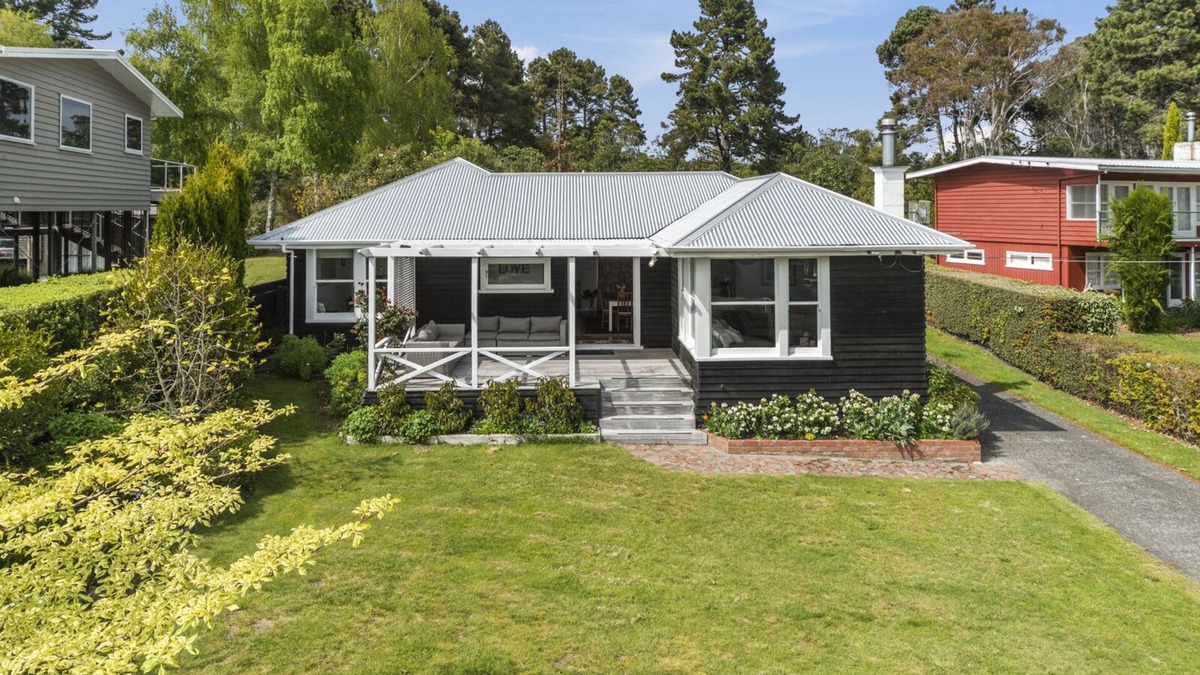 Waitetoko House | The Lake House Garden - Waitetoko Holiday Home