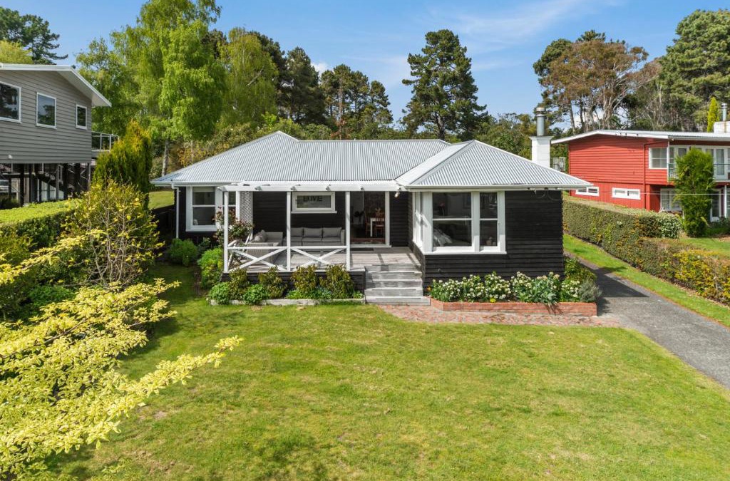 Waitetoko House | The Lake House Garden - Waitetoko Holiday Home
