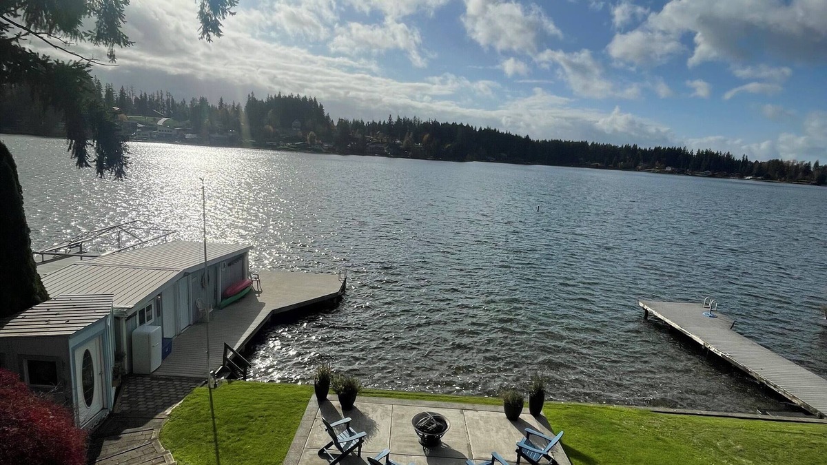 Eatonville House | The Lake House - Lakefront stay with Sauna and Hot Tub! 5 star living and views!