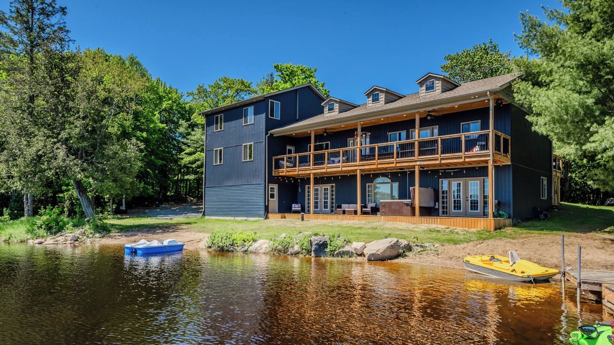 McMurrich/Monteith Cottage | The Lake House on Bear Lake - Amazing Family Cottage