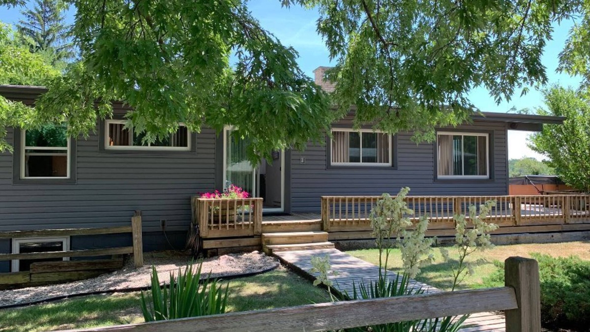 Stevensville House | The Lake House ~On~ Sunset Path w/private beach access, pool, hot tub & WIFI