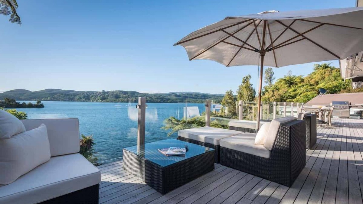 Okere Falls House | The Lake House | Stunning Views + Private Jetty