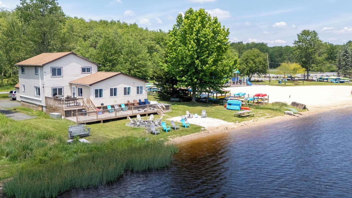 Pocono Lake House | The Lake Life by AvantStay | Lakefront + View + Hot Tub