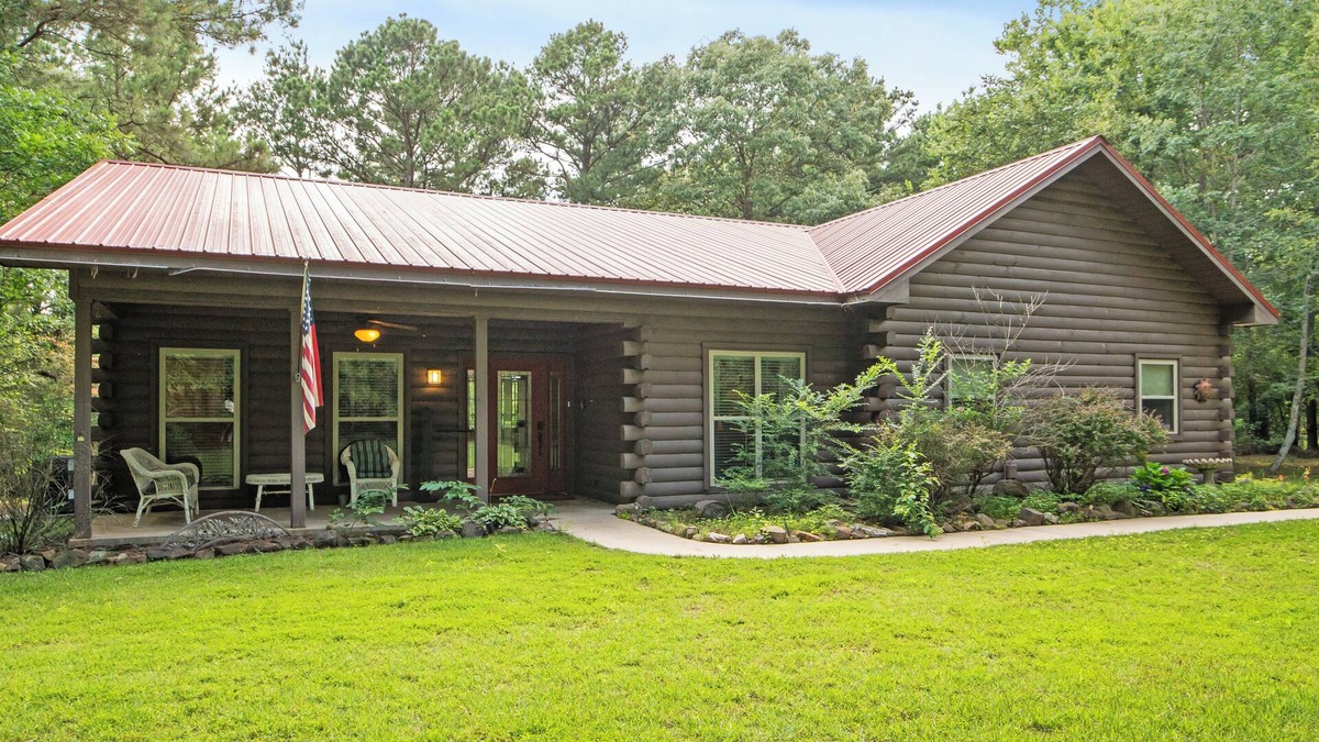 Bismarck House | The Lake Lodge at Remember When Cabins with Hot Tub and outdoor fireplace