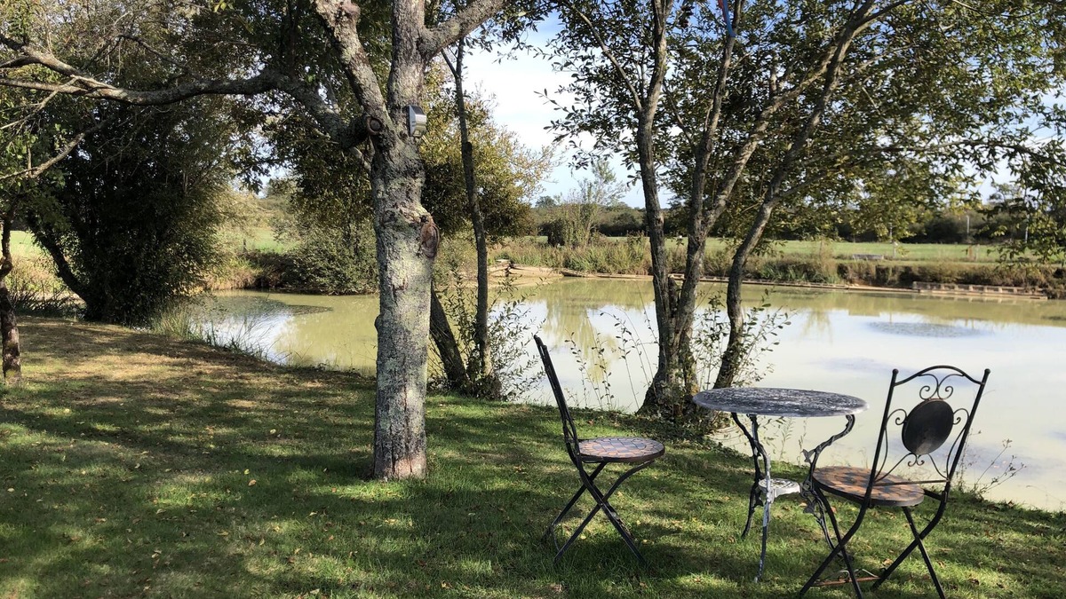 Bommiers Cottage | The Lake Room Cottage with Private Fishing Lake