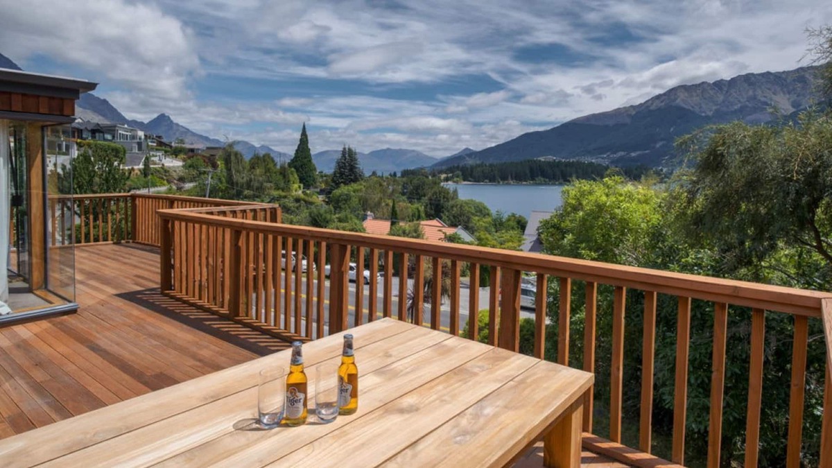 Kelvin Heights Ski Chalet | The Lakehouse - Alpine bliss a hop, skip and jump from the lake.