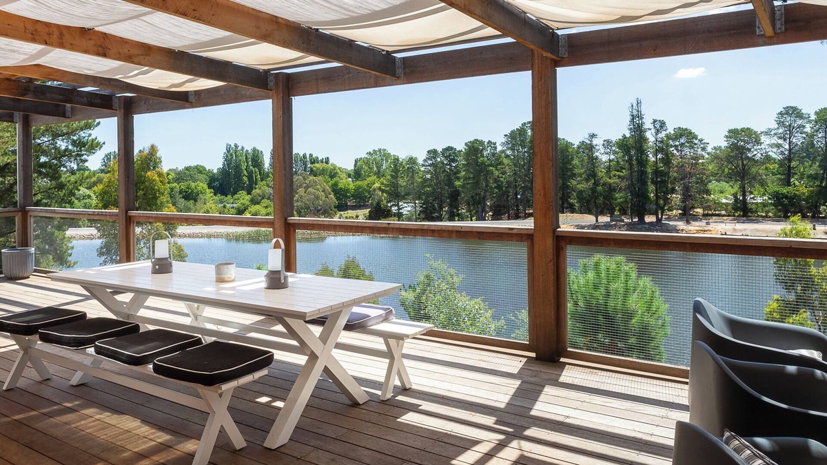 Beechworth House | The Lakehouse Beechworth- Absolute Lake Frontage